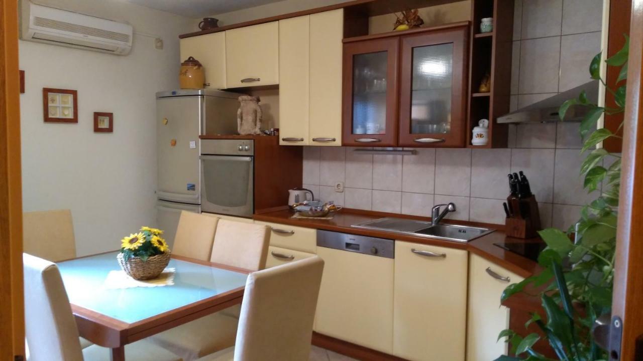 Apartment Tatjana Вис Екстериор снимка